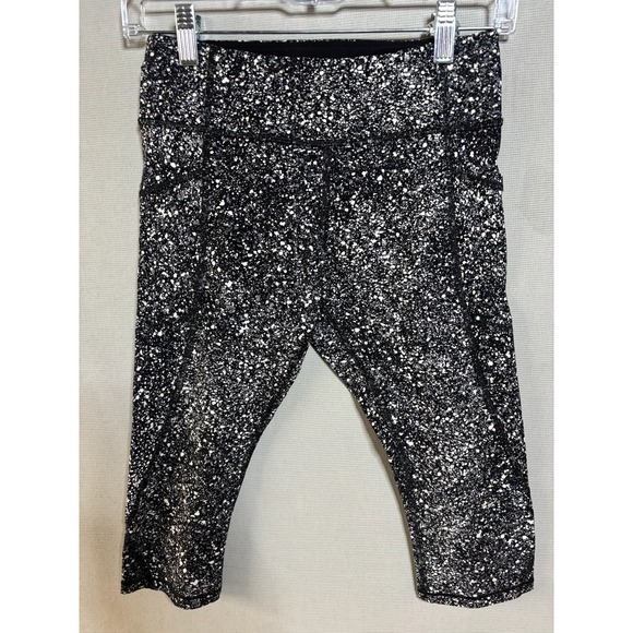 lululemon athletica Pants - LULULEMON Capri Leggings 22" Sz 6  Black Splattered Paint